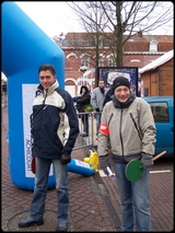 les 2 commissaires de course de la zone dpart-arrive ...