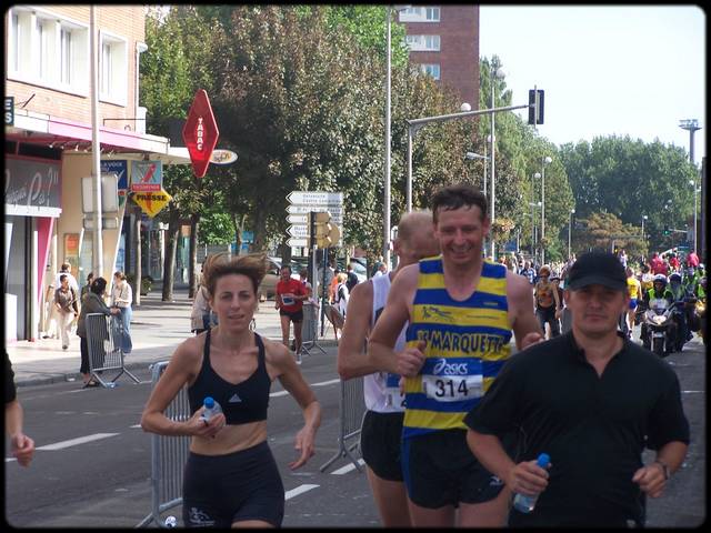 les derniers kilomtres de Didier accompagn par Carole ...