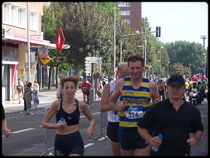 les derniers kilomtres de Didier accompagn par Carole ...