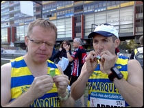 Hugues & Adrien savourent un dernier gel pour la route ...