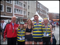 4 marathoniens et leur accompagnatrice ...