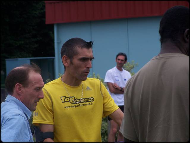 Didier forme les quipes pour les jeux en extrieur ...