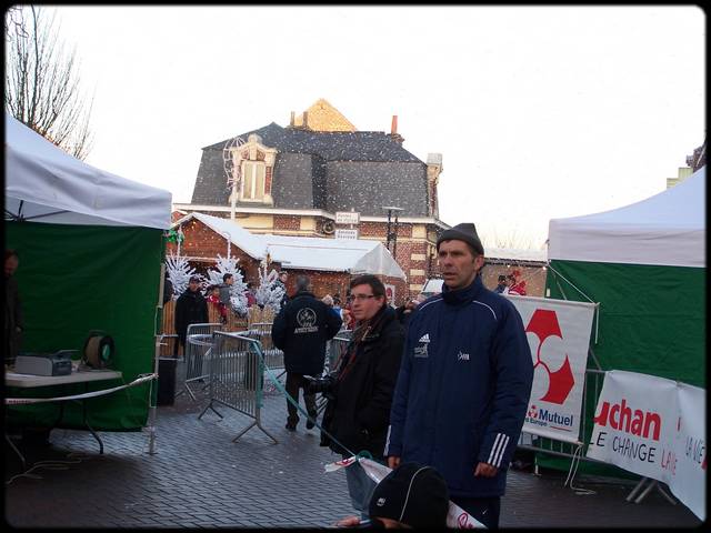sur la ligne d'arrive, on attend les premiers du 3,3 Km  ...