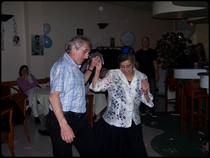 Raymond & son pouse ouvrent le bal ...