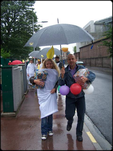 Anne & Frank en tte du cortge marquettois sous la pluie ...