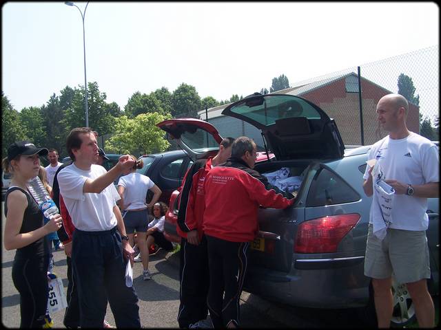 la distribution des dossards et des maillots ...