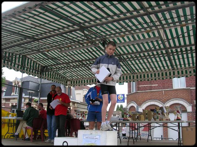 Thibault sur le podium du 1,6 Km, catgorie poussin ...
