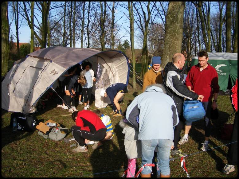 la tente monte, place  la distribution des dossards ...