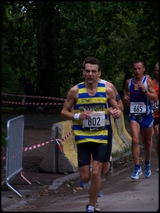 Ludovic Denis suivi d'un peu trop prs sur le semi-marathon ...