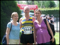 Thierry et ses trois supportrices ...
