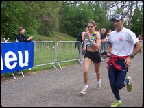 Agns Legrand, pouss par son coach Didier Idziak,  quelques mtres de son nouveau record sur marathon ...