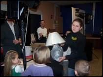 Emilie gagne une lampe  la tombola ...
