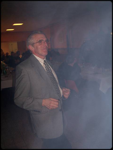 Raymond met le feu sur la piste de danse ...