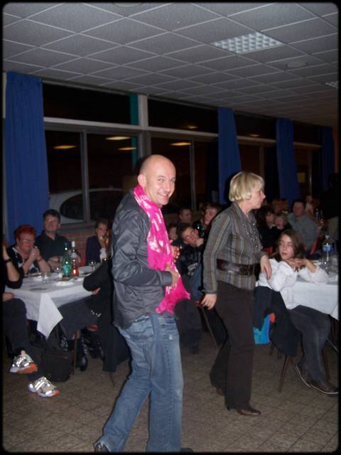 Ludovic gagne une superbe charpe  la tombola ...